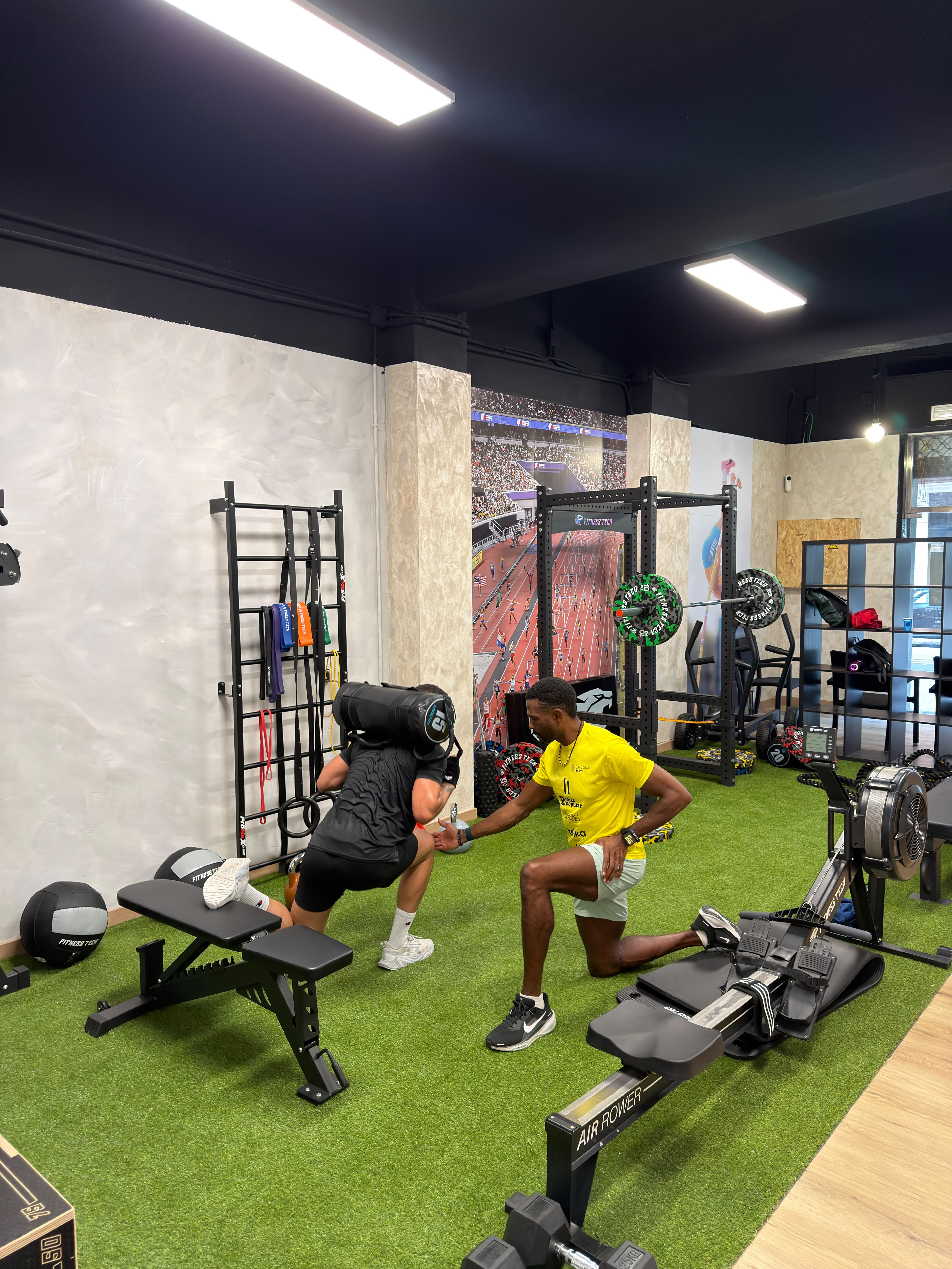 Ejercicio de fuerza supervisado en la zona de entrenamiento de BOX55